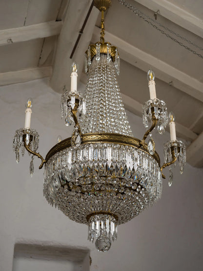 Grande lampadario antico in cristallo stile Impero con forma a montgolfiera, struttura in bronzo dorato e cristalli sfaccettati, illuminazione neoclassica di lusso | Lo Stile Italiano