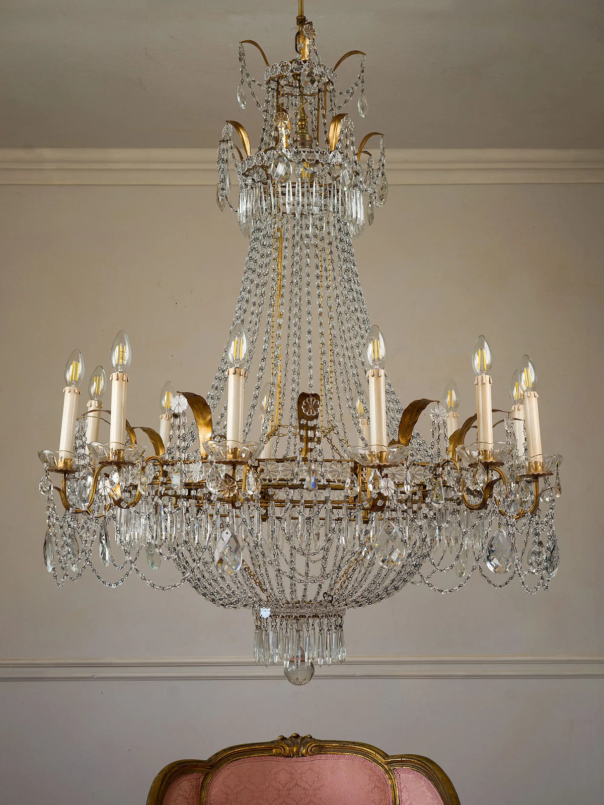 Grande lampadario a cestello con catenelle di vetro trasparente e 12 luci esterne | Lo Stile Italiano 