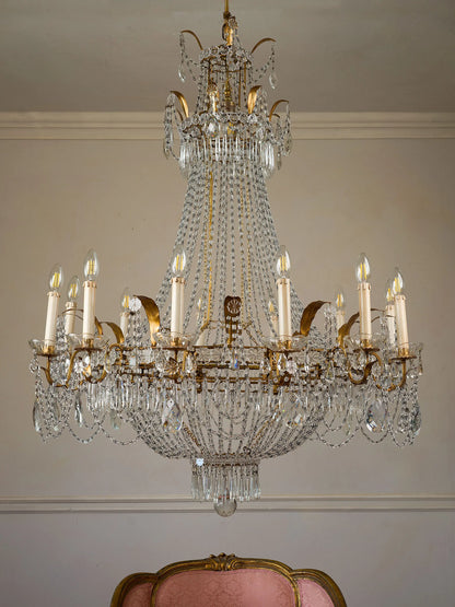 Grande lampadario a cestello con catenelle di vetro trasparente e 12 luci esterne | Lo Stile Italiano 