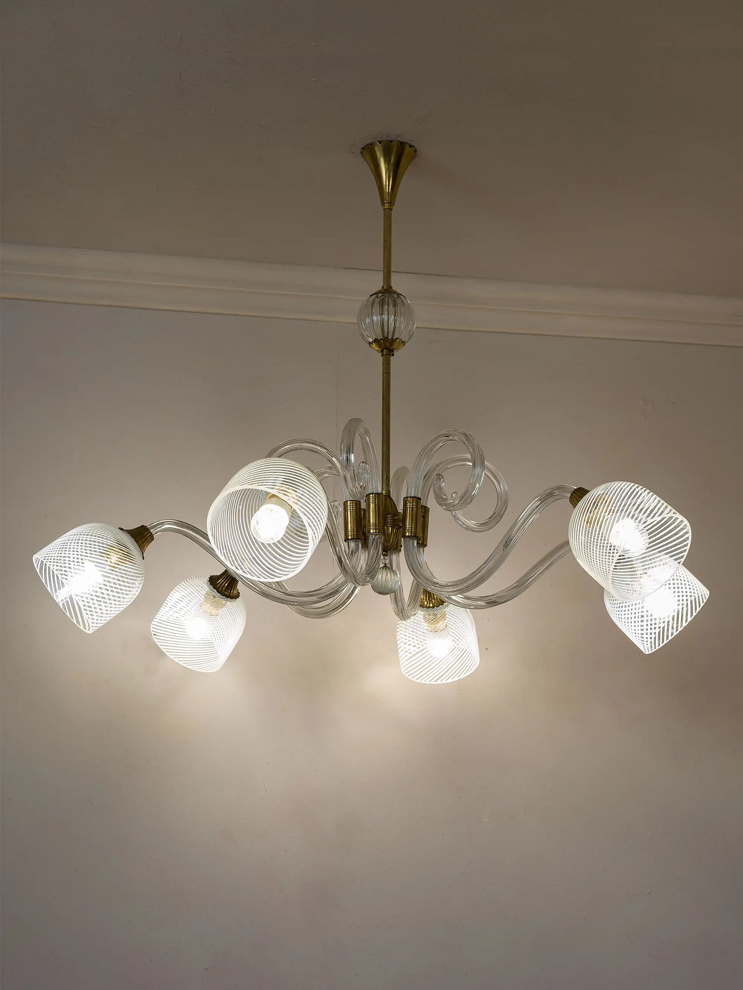Lampadario vintage a sei luci con grandi riccioli ornamentali in cristallo. Lo Stile Italiano