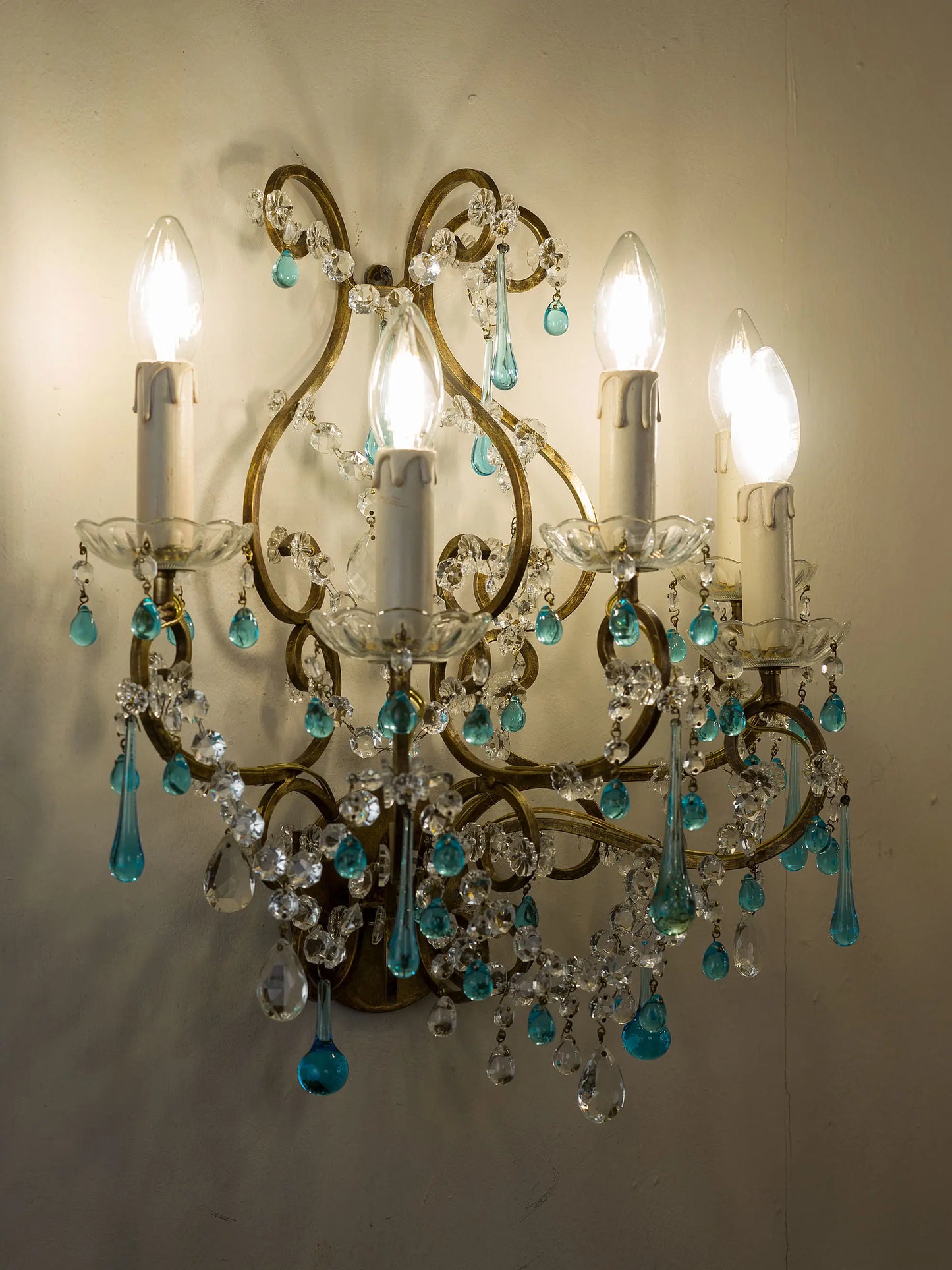 Applique fiorentina decorativa con gocce turchesi di Murano accanto a lampadario coordinato – Lo Stile Italiano