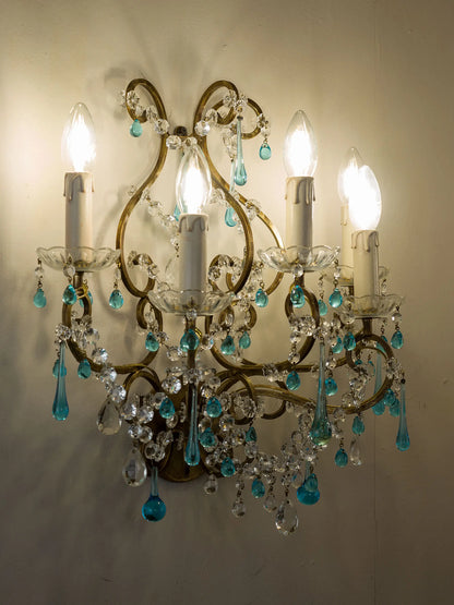 Applique fiorentina decorativa con gocce turchesi di Murano accanto a lampadario coordinato – Lo Stile Italiano