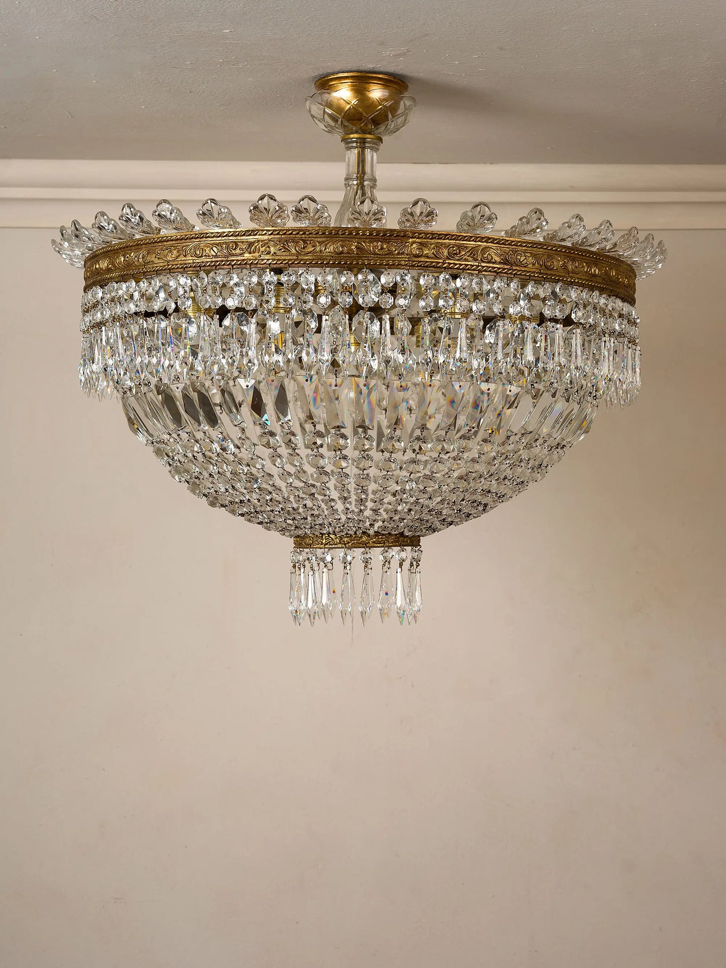 Plafoniera di lusso in cristallo molato  con struttura in ottone, design neoclassico italiano | Lo Stile Italiano 