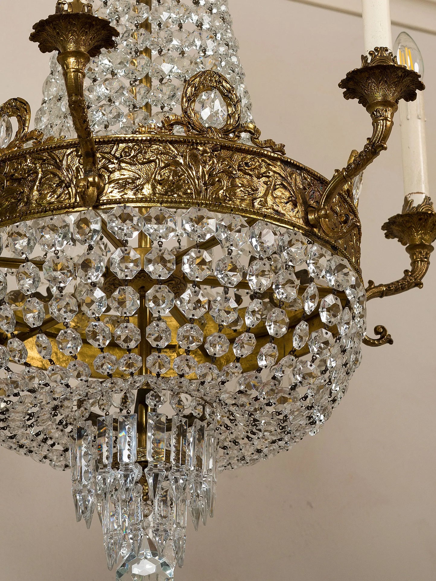 vista dal basso del lampadario a forma di mongolfiera in stile Impero | Lo Stile Italiano