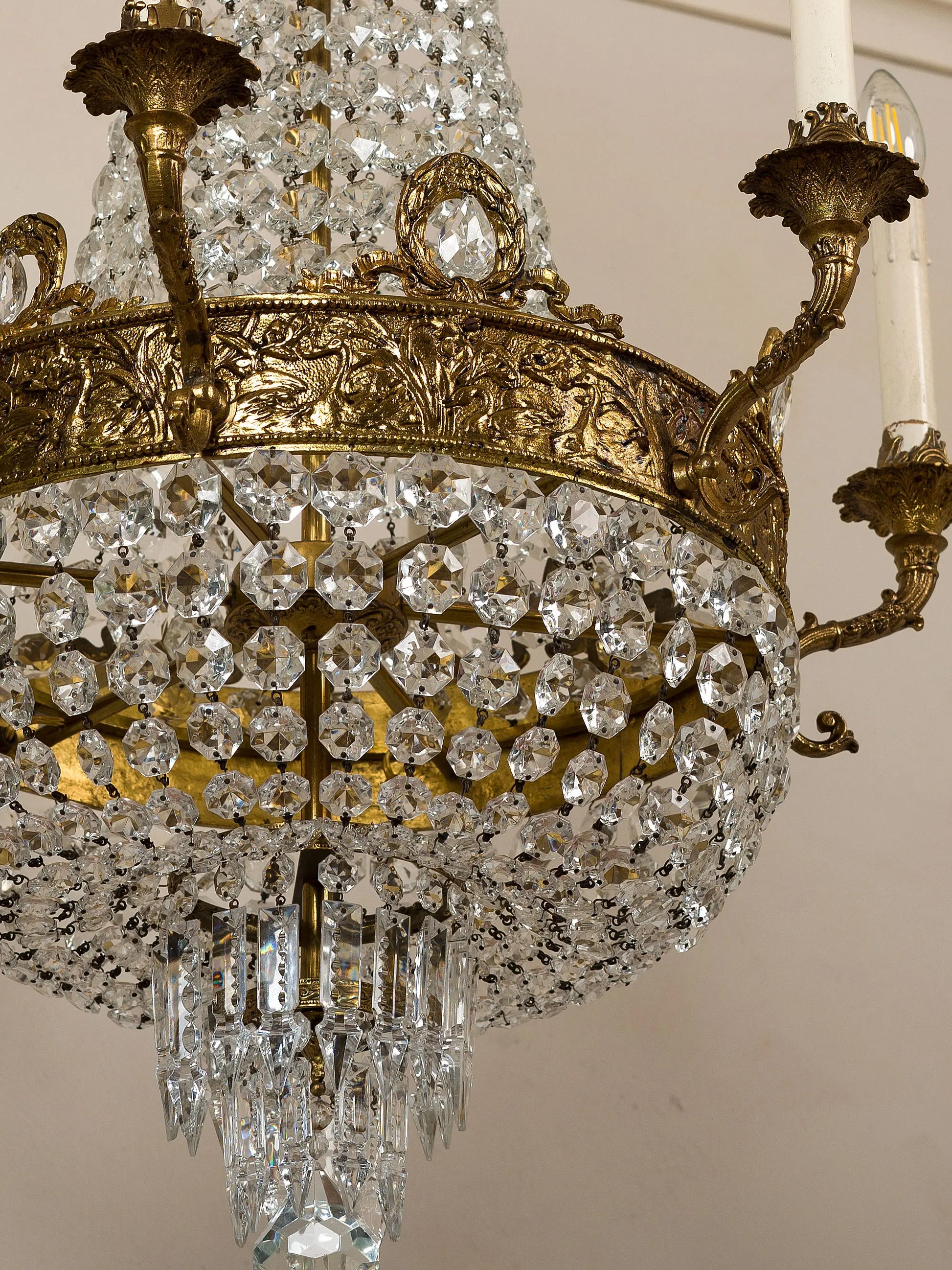 vista dal basso del lampadario a forma di mongolfiera in stile Impero | Lo Stile Italiano