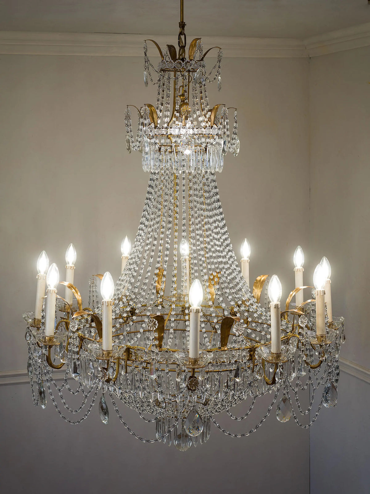 Grande lampadario italiano in cristallo a 13 luci con struttura a mongolfiera | Lo Stile Italiano 