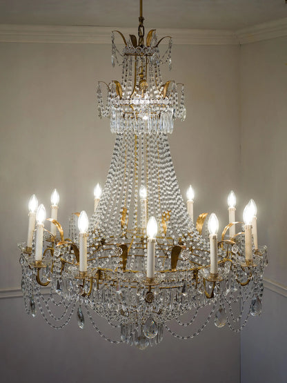 Grande lampadario italiano in cristallo a 13 luci con struttura a mongolfiera | Lo Stile Italiano 