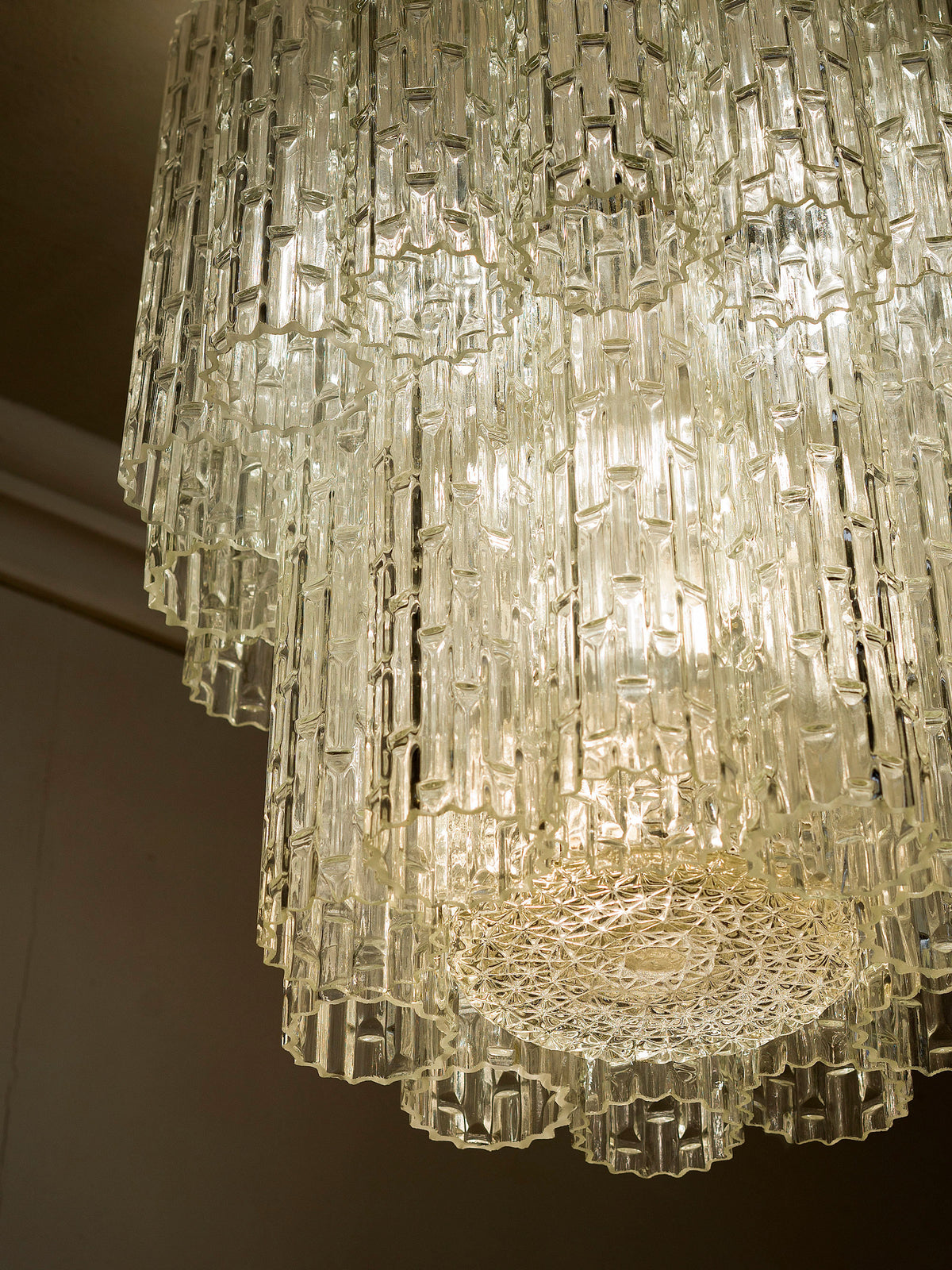 Decorated lower diffuser of the Italian Tronchi-style chandelier | Lo Stile Italiano