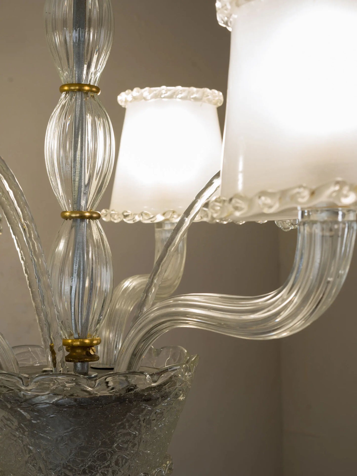 Dettaglio braccio curvo in vetro soffiato trasparente Murano vintage | Lo Stile Italiano 