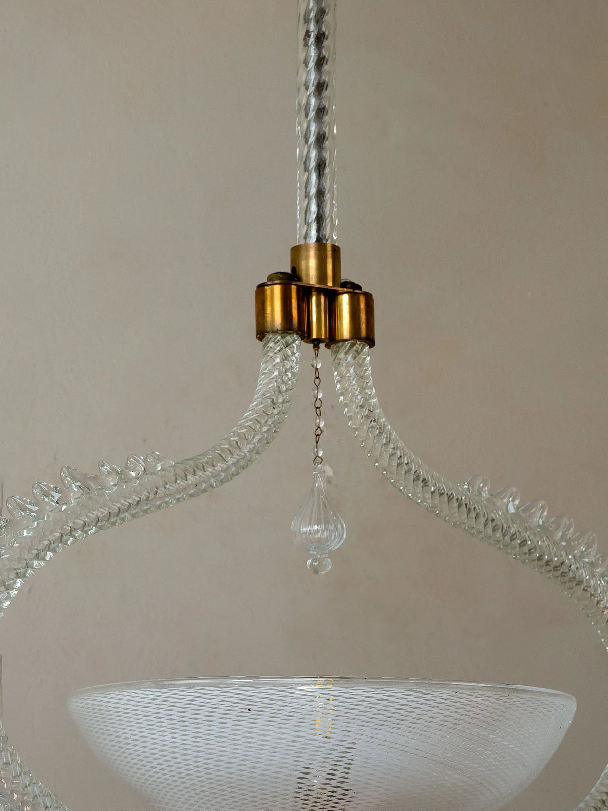 Vista frontale del lampadario vintage di Murano con due bracci in vetro torchon | Lo Stile Italiano