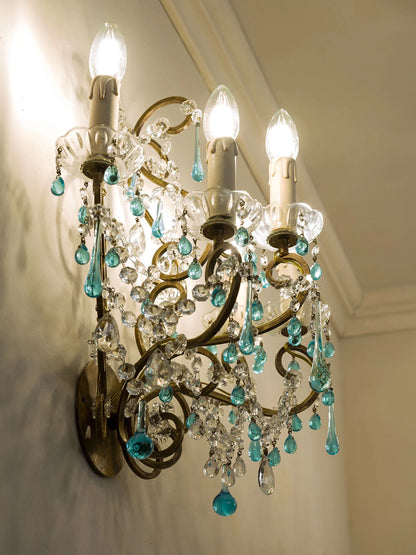 Applique vintage italiana con catene di cristallo e gocce turchesi in vetro di Murano illuminata – Lo Stile Italiano