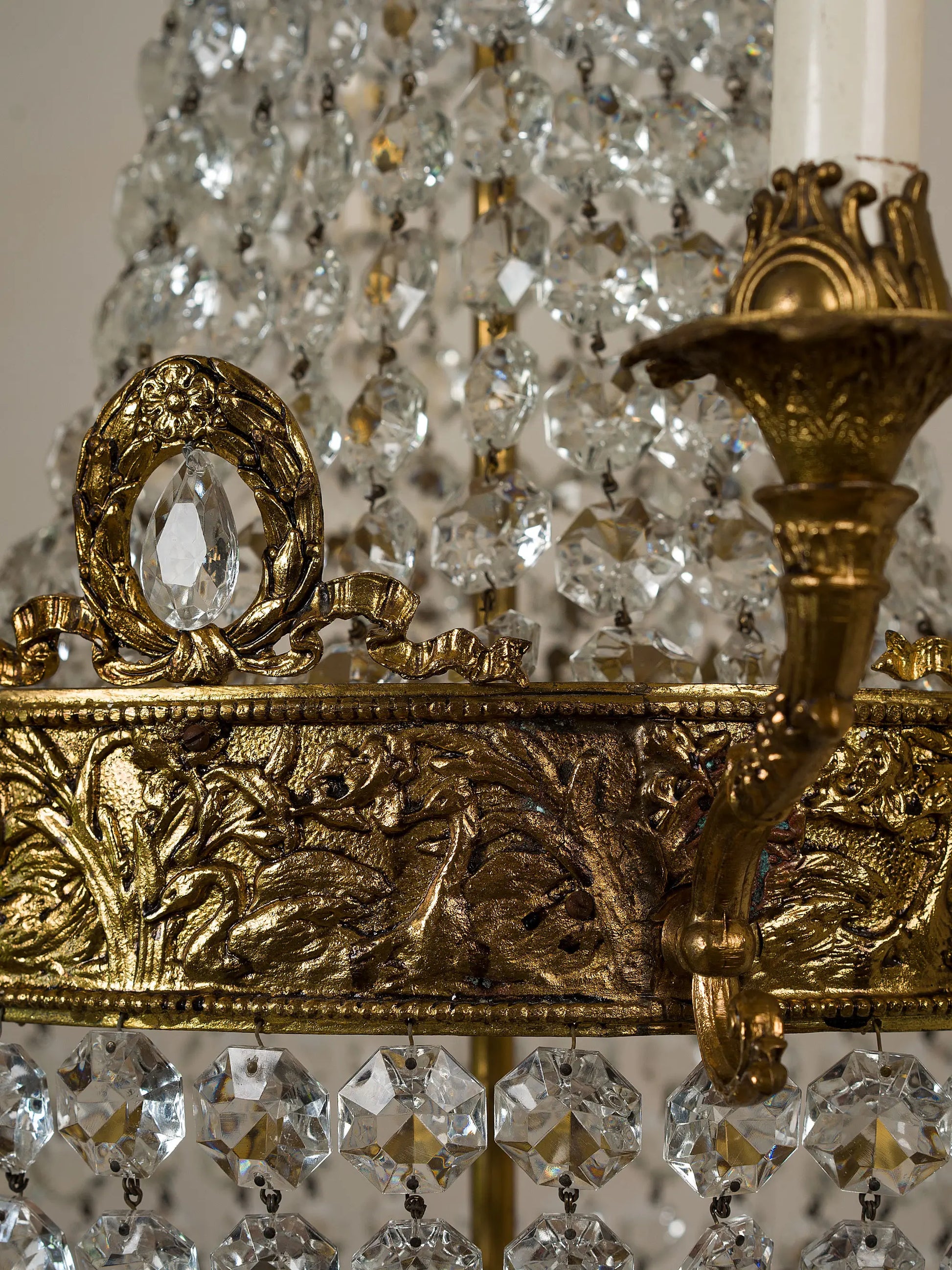 Lampadario stile Impero a mongolfiera in ottone dorato con cristalli molati, dettaglio della fascia decorata con motivi ornamentali neoclassici | Lo Stile Italiano