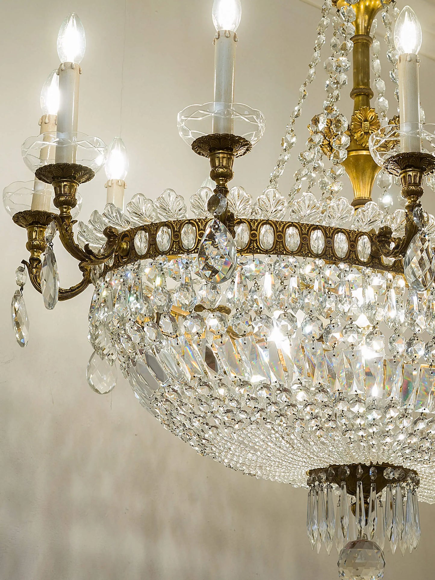 Lampadario di lusso con struttura in ottone arricchito da cristallo di boemia | Lo Stile Italiano