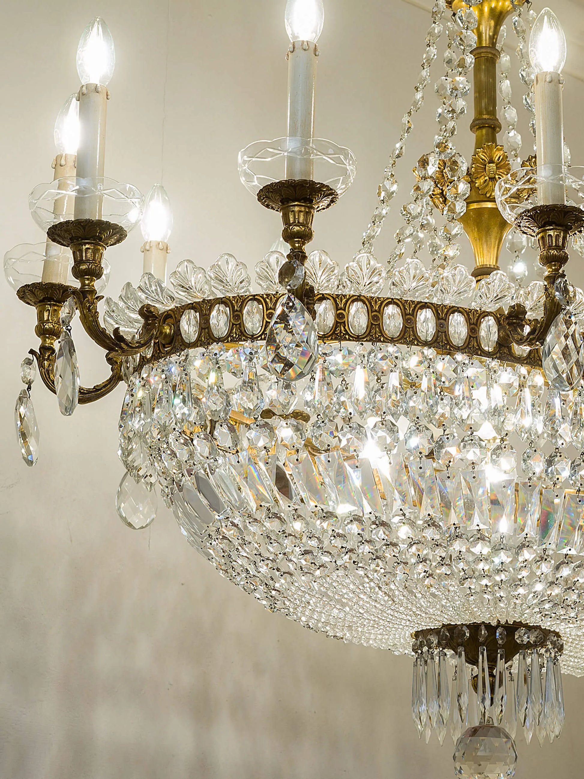 Lampadario di lusso con struttura in ottone arricchito da cristallo di boemia | Lo Stile Italiano