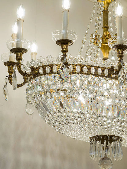 Lampadario di lusso con struttura in ottone arricchito da cristallo di boemia | Lo Stile Italiano