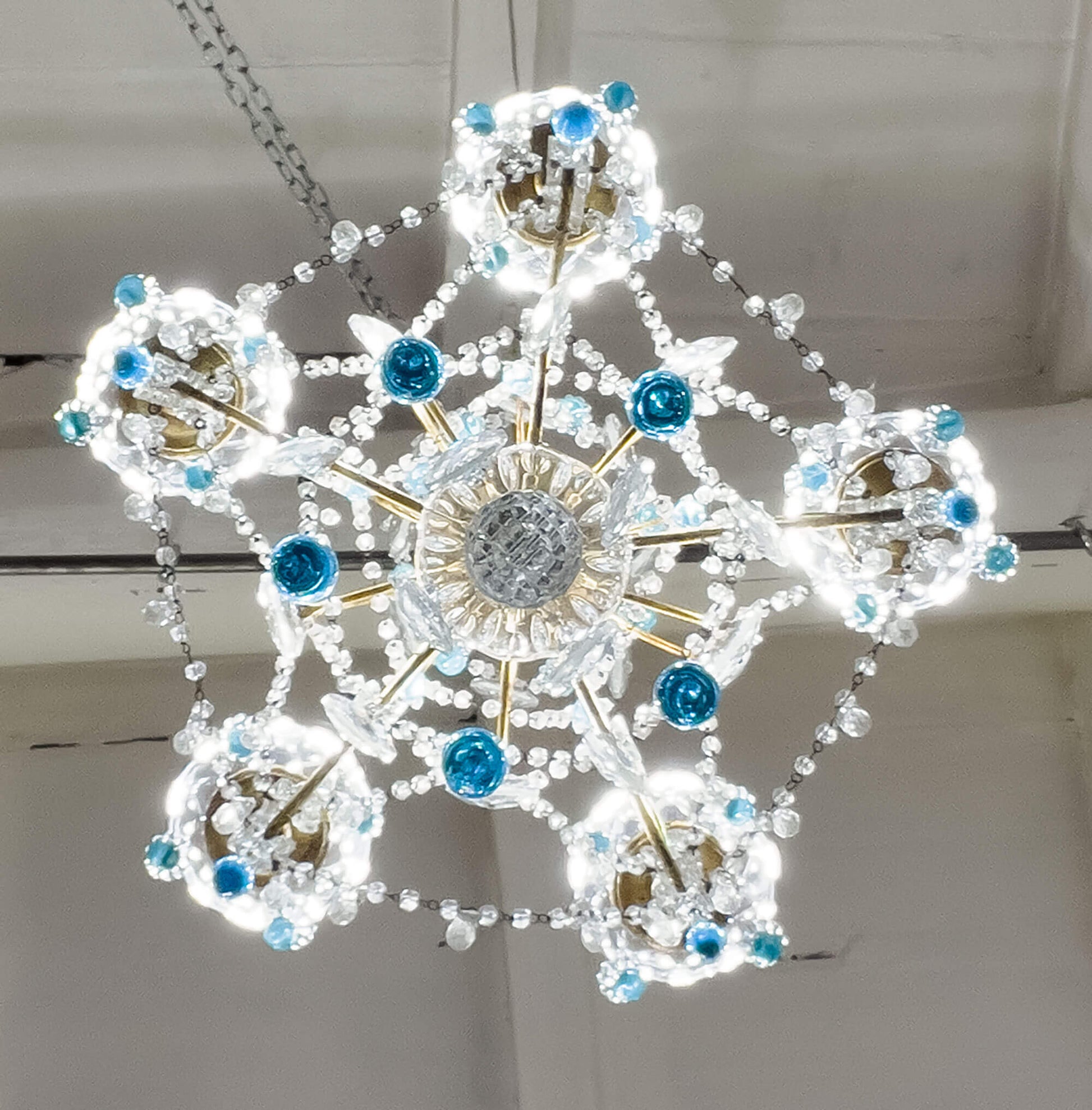 Effetto luminoso e sofisticato del lampadario Fiorentino retrò. | Lo Stile Italiano