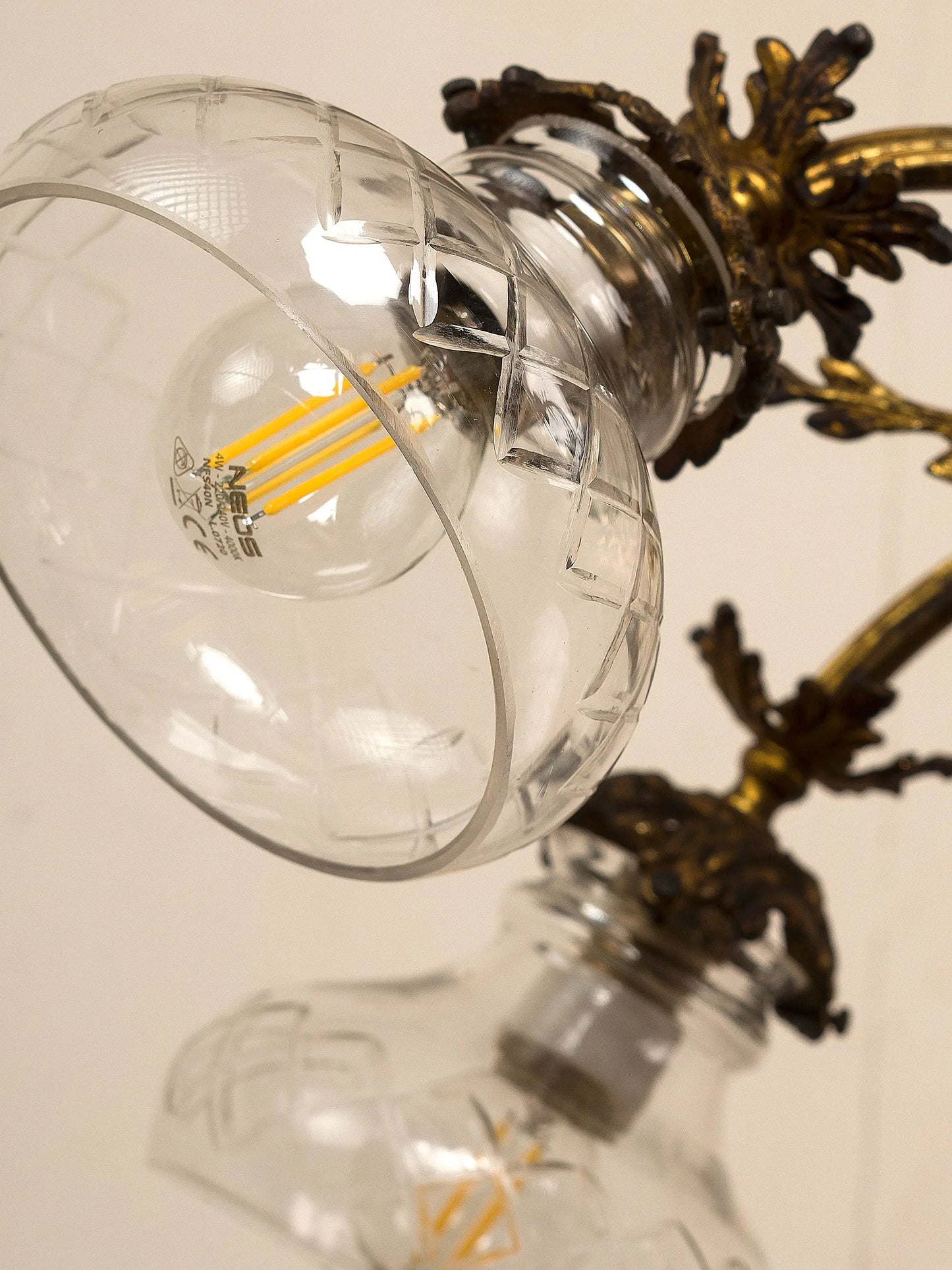 Detail of the original lampshades in frosted glass, Italian artisanal craftsmanship | Lo Stile Italiano