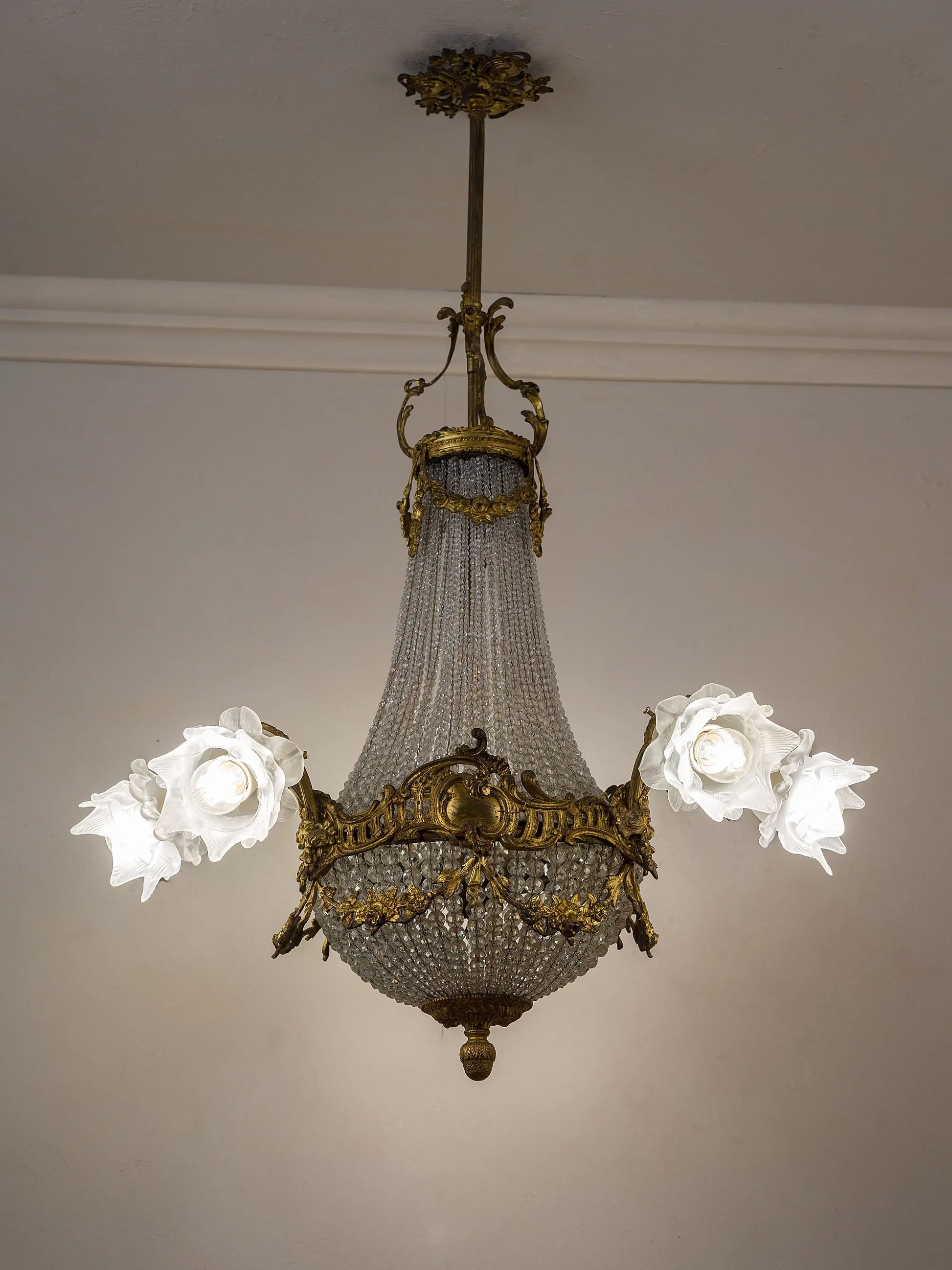 Lampadario stile Luigi XV con influenze Rococò in bronzo cesellato e dorato | Lo Stile Italiano