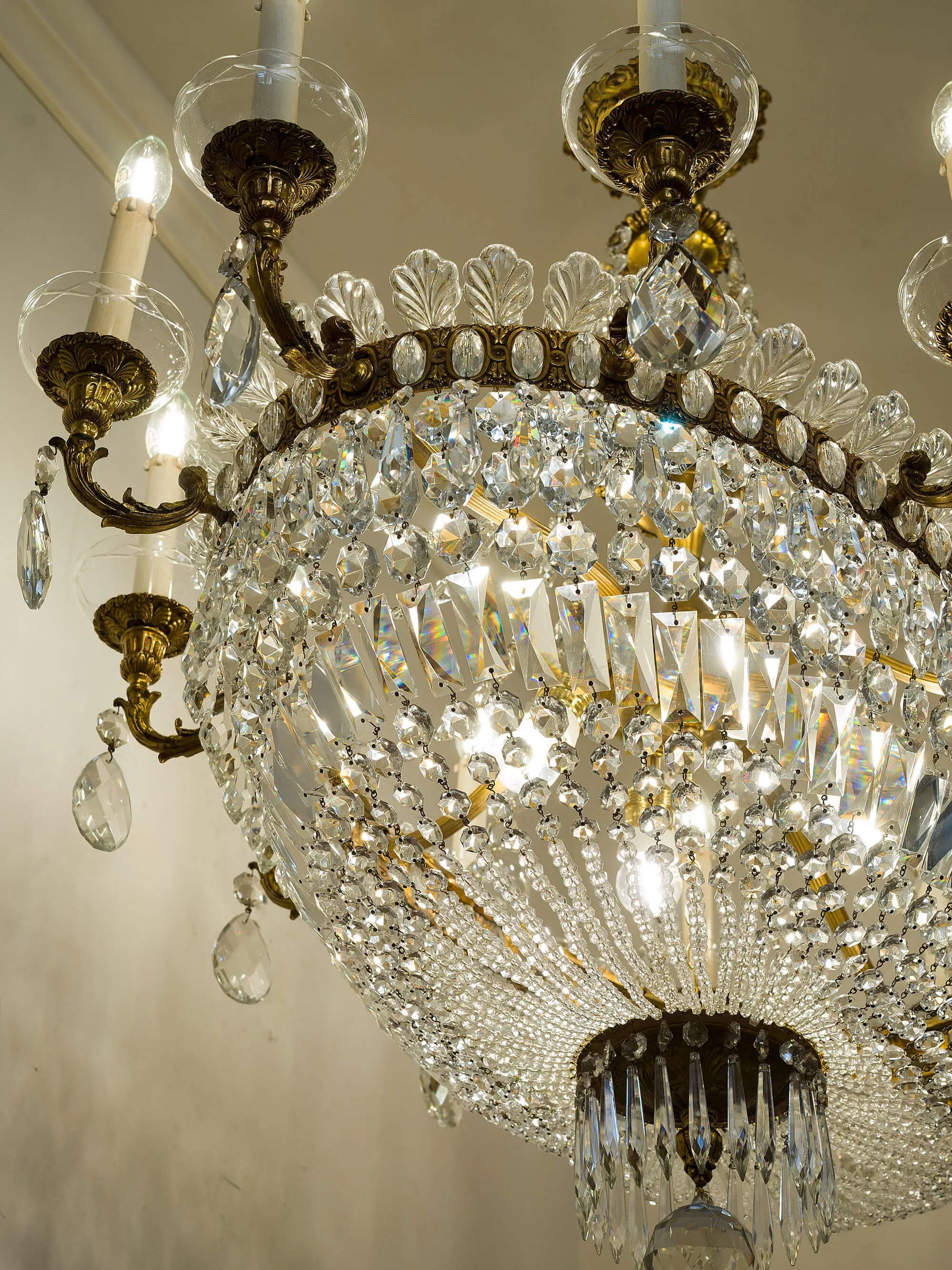 Lampadario antico di cristallo a mongolfiera visto dal basso | Lo Stile Italiano