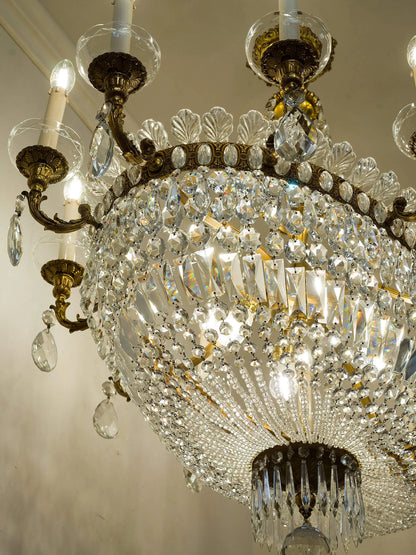 Lampadario antico di cristallo a mongolfiera visto dal basso | Lo Stile Italiano