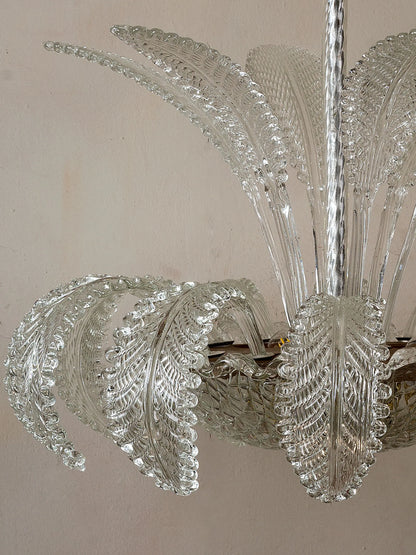 Primo piano delle foglie trasparenti con decorazioni in vetro lavorato | Lo Stile Italiano