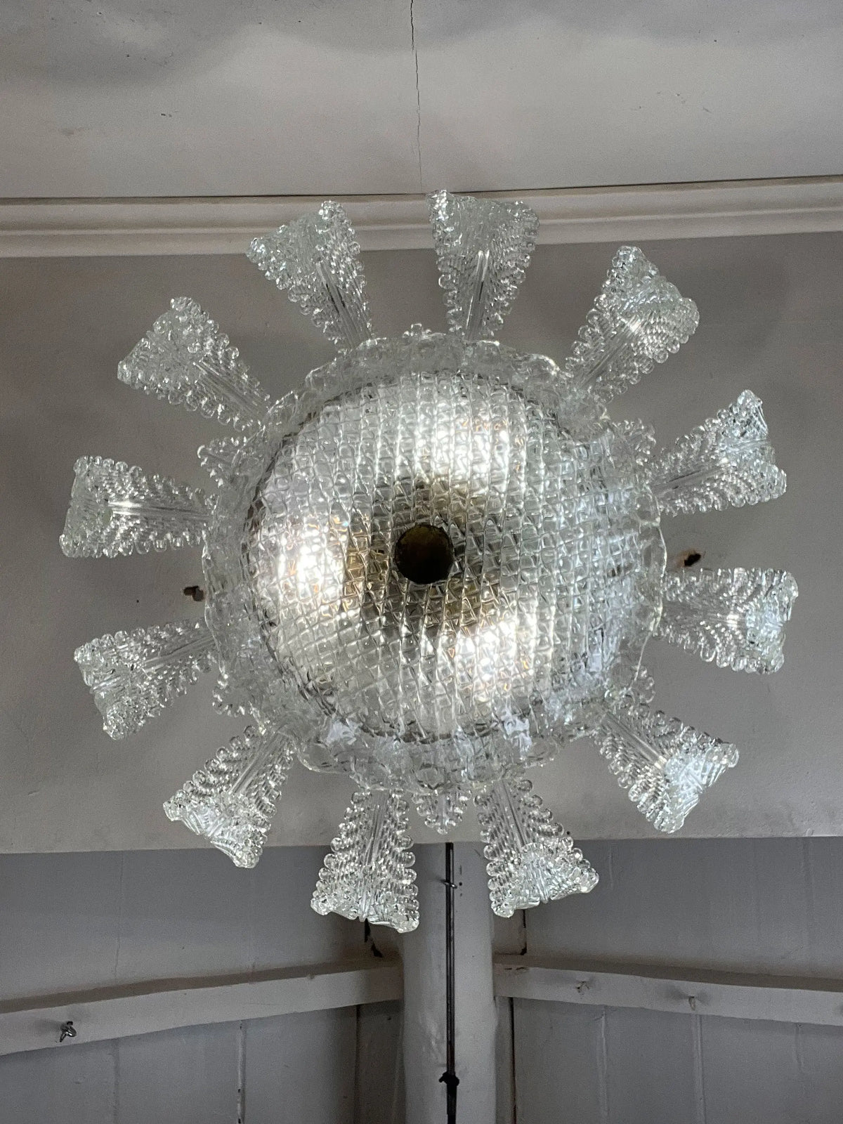 Lampadario vintage Murano con sei foglie rivolte verso l'alto e dodici ricurve verso il basso | Lo Stile Italiano