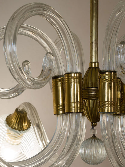 Dettaglio del corpo centrale in ottone con sfera pende - Lo Stile Italianote in vetro