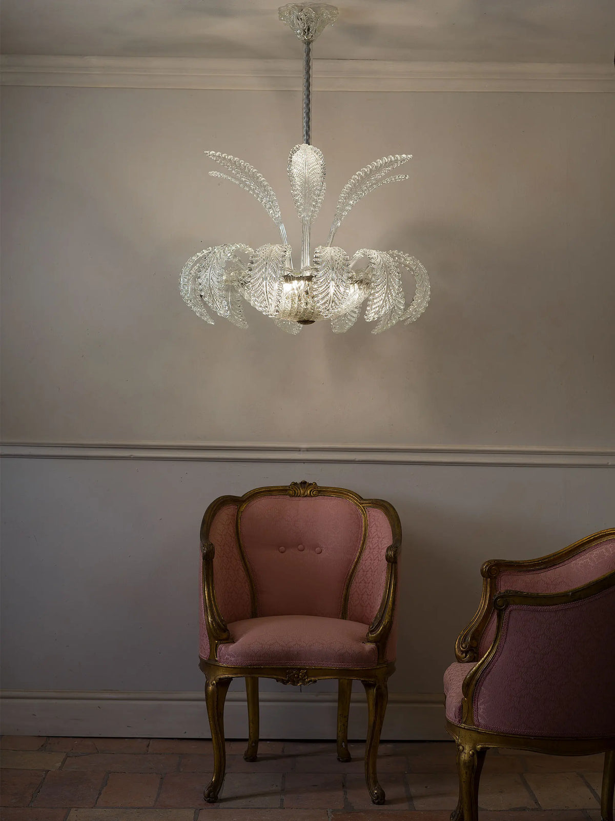 Lampadario vintage italiano con foglie trasparenti e coppa centrale lavorata | Lo Stile Italiano