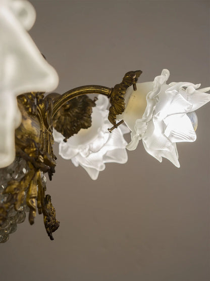 Paralume floreale in vetro satinato illuminato su lampadario Belle Époque | Lo Stile Italiano 