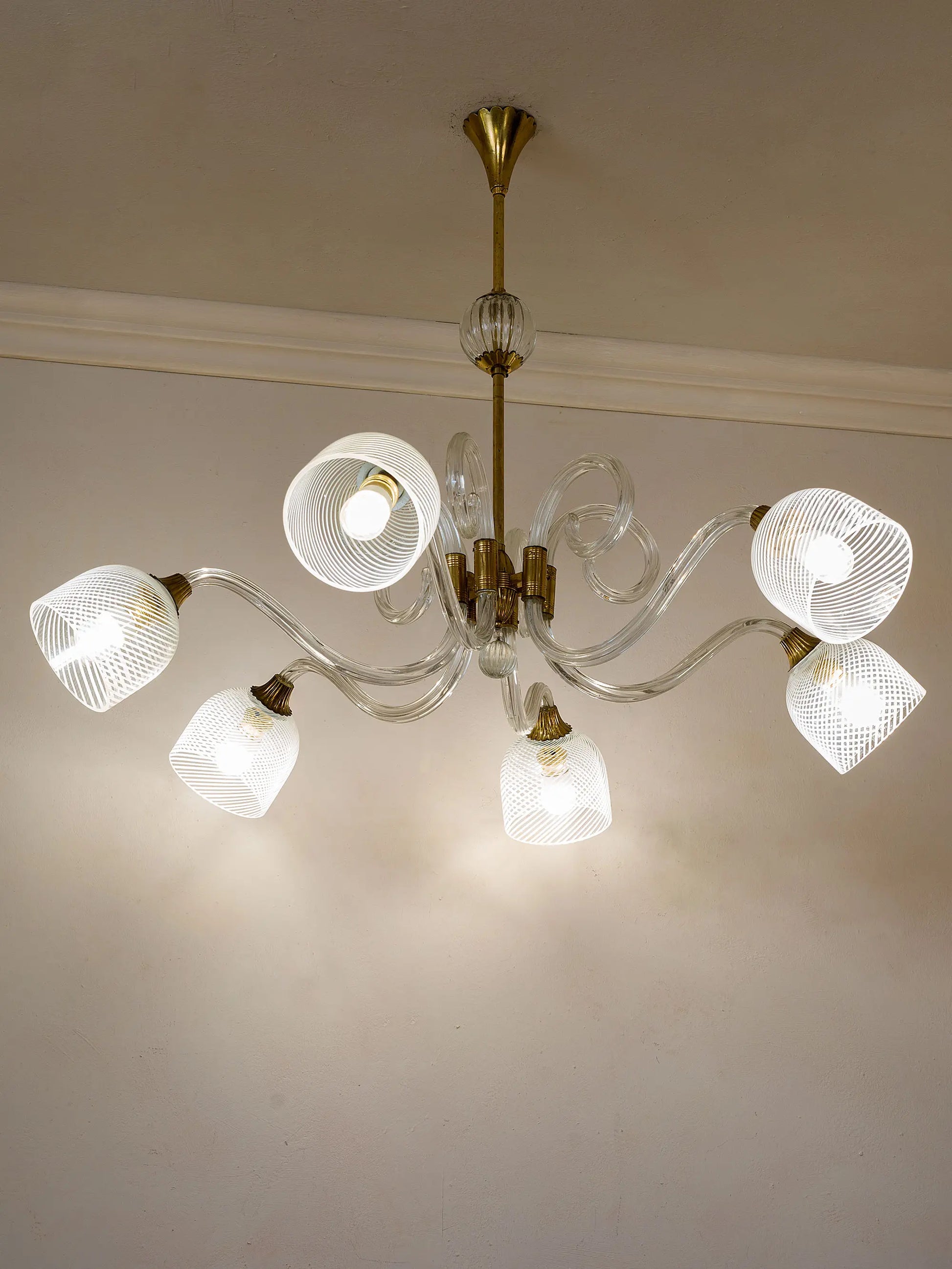 Lampadario vintage italiano a sei luci in vetro soffiato e ottone dorato - Lo Stile Italiano