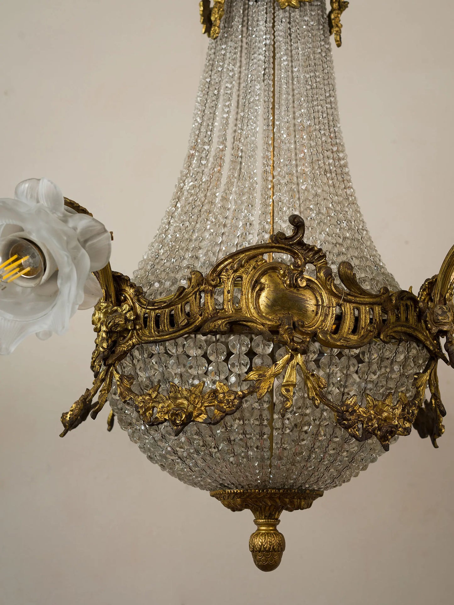 Corona in bronzo dorato con festoni e catenelle sfaccettate del lampadario a mongolfiera | Lo Stile Italiano 