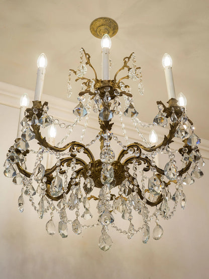 Lampadario neoclassico con gocce di cristallo molato - Vista prospettica