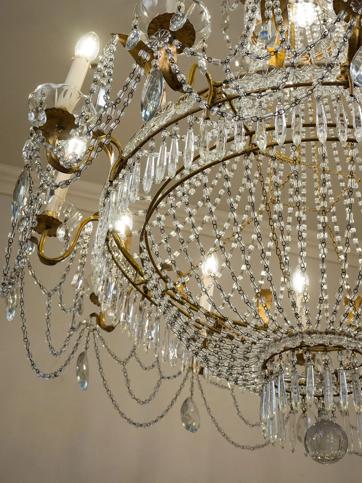 Vista inferiore del lampadario a mongolfiera con catenelle di vetro e prismi pendenti | Lo Stile Italiano 