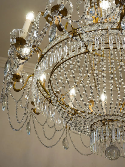 Vista inferiore del lampadario a mongolfiera con catenelle di vetro e prismi pendenti | Lo Stile Italiano 