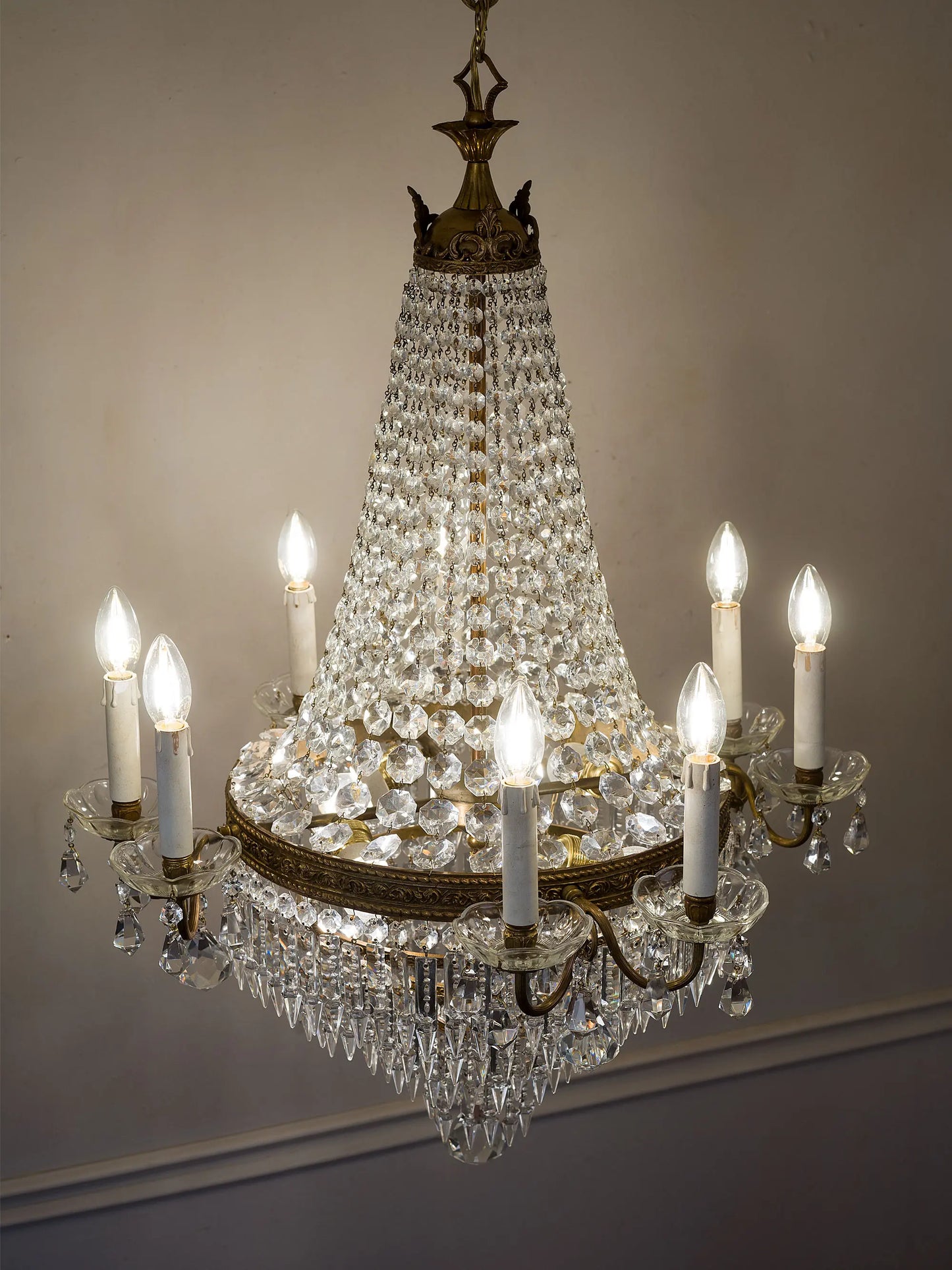 Lampadario antico in cristallo con struttura neoclassica in ottone | Lo Stile Italiano 