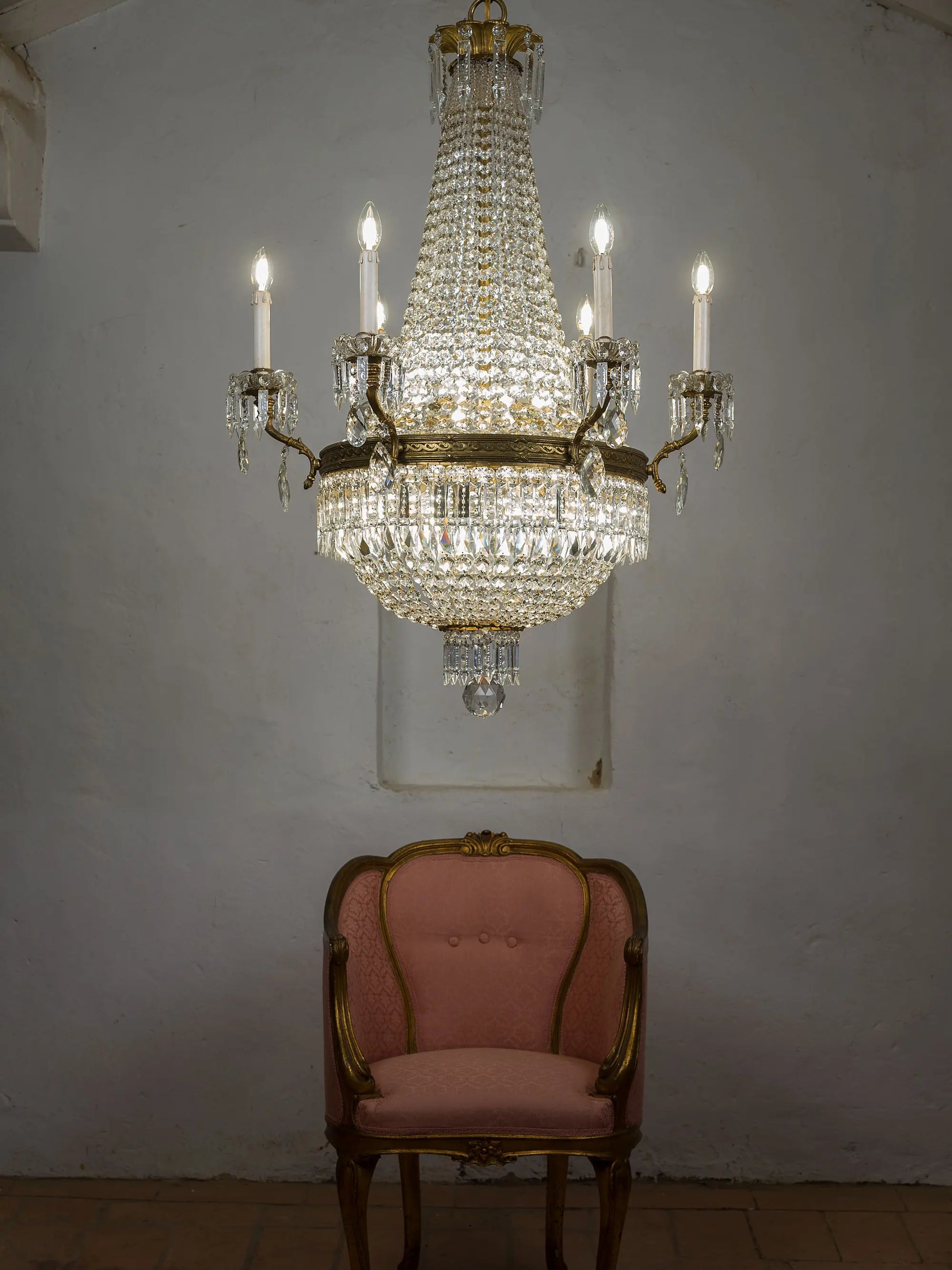 Importante lampadario stile Impero a mongolfiera in cristallo e bronzo degli anni Trenta, pezzo d'antiquariato italiano restaurato | Lo Stile Italiano