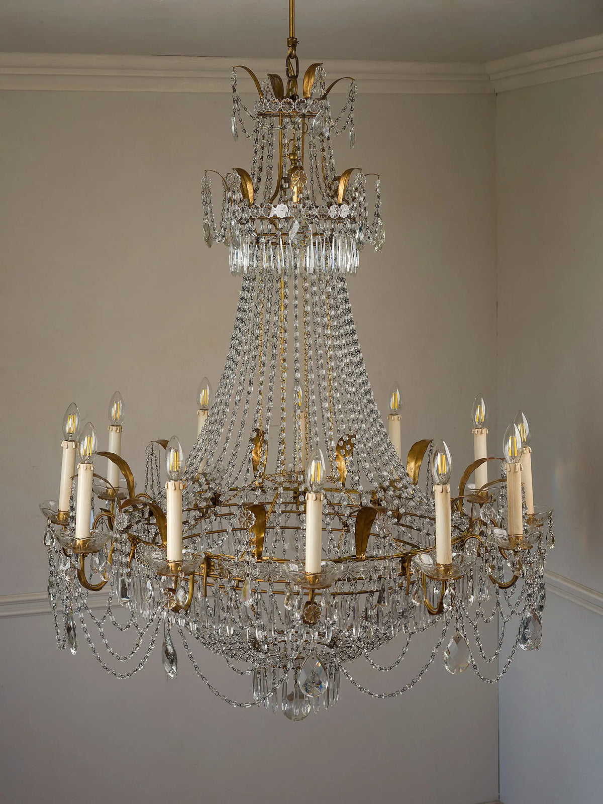 Lampadario vintage italiano in cristallo e ferro dorato, vista completa laterale | Lo Stile Italiano 