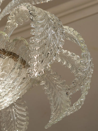 Dettaglio delle nervature decorative sulle foglie del lampadario Murano | Lo Stile Italiano