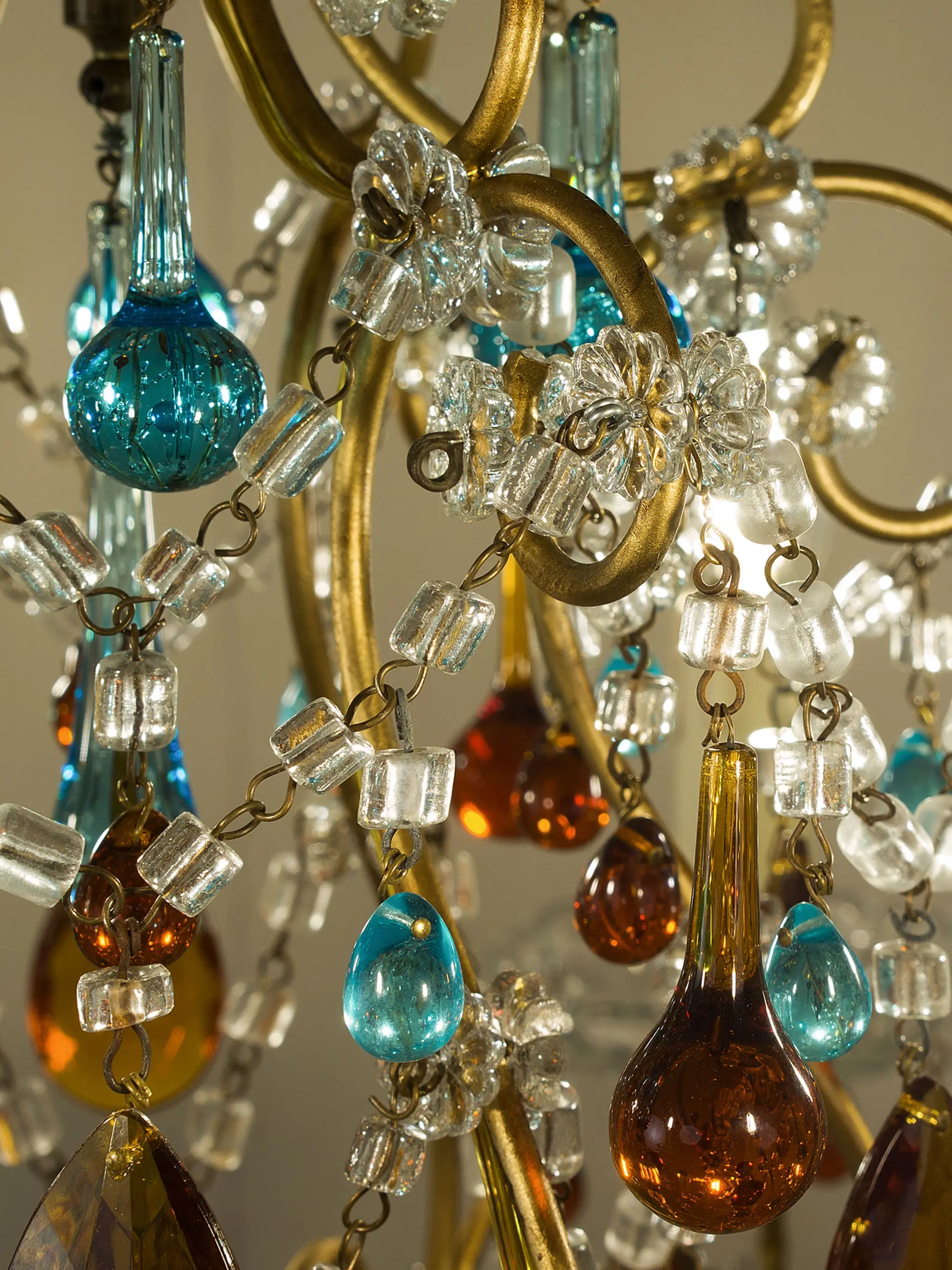 Dettaglio dei bracci e delle catene di cristallo su lampadario fiorentino con vetri di Murano – Lo Stile Italiano