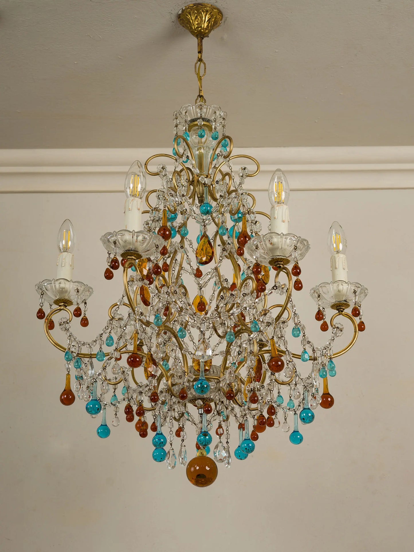 Lampadario italiano anni Sessanta con struttura in ferro battuto dorato e pendenti in vetro di Murano – Lo Stile Italiano