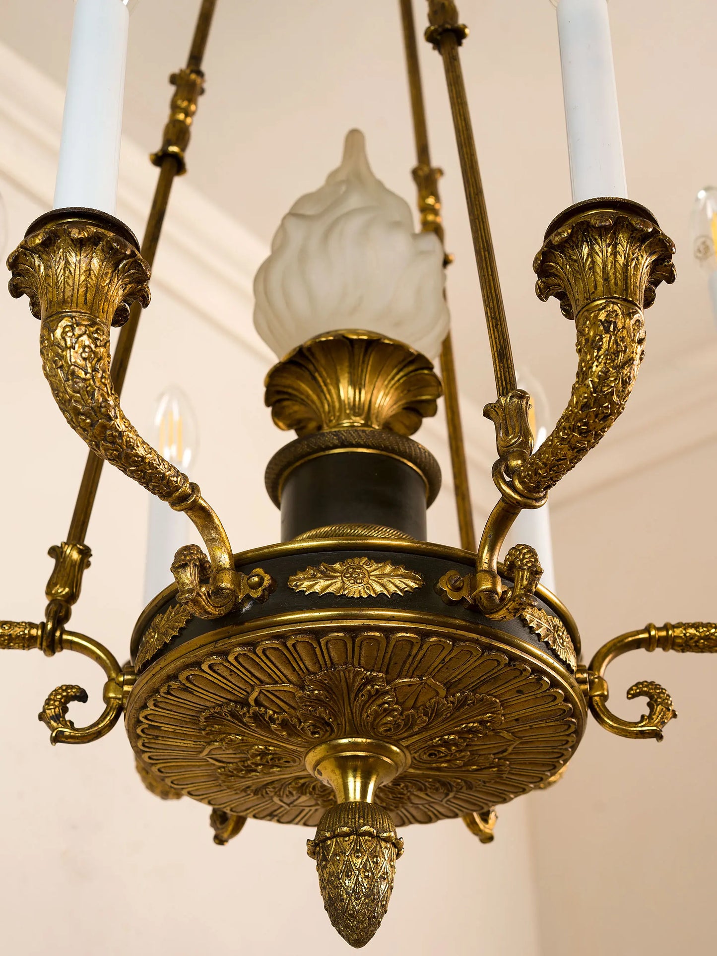 Lampadario antico Impero in bronzo dorato a sei luci, vista dal basso con struttura decorata e pendente centrale | Lo Stile Italiano