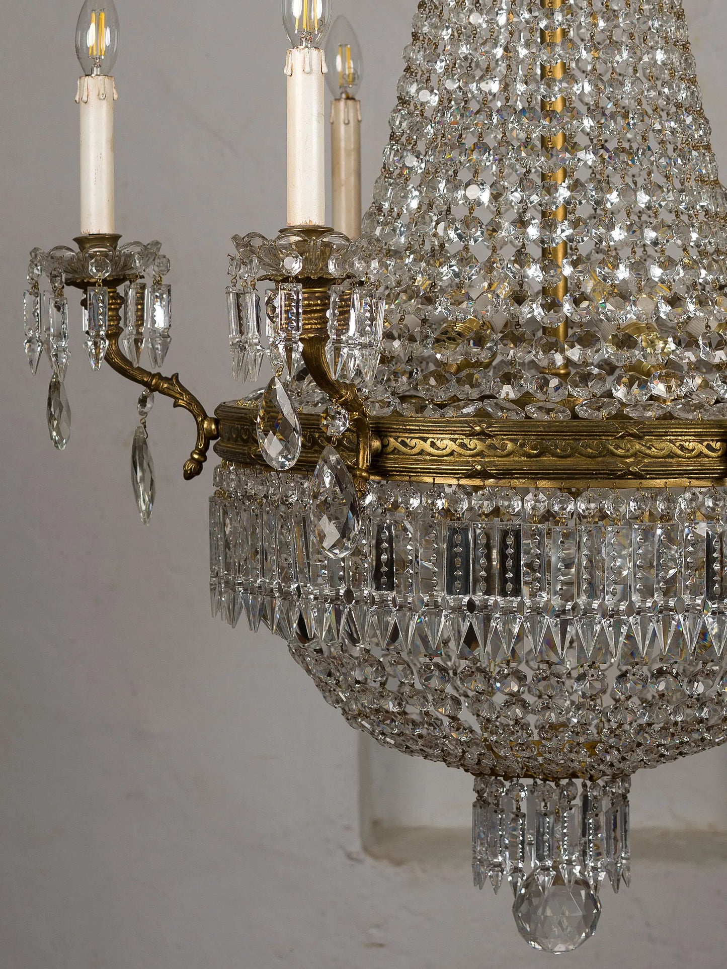 Lampadario di lusso in cristallo stile neoclassico con bracci in bronzo e catene di cristalli molati| Lo Stile Italiano