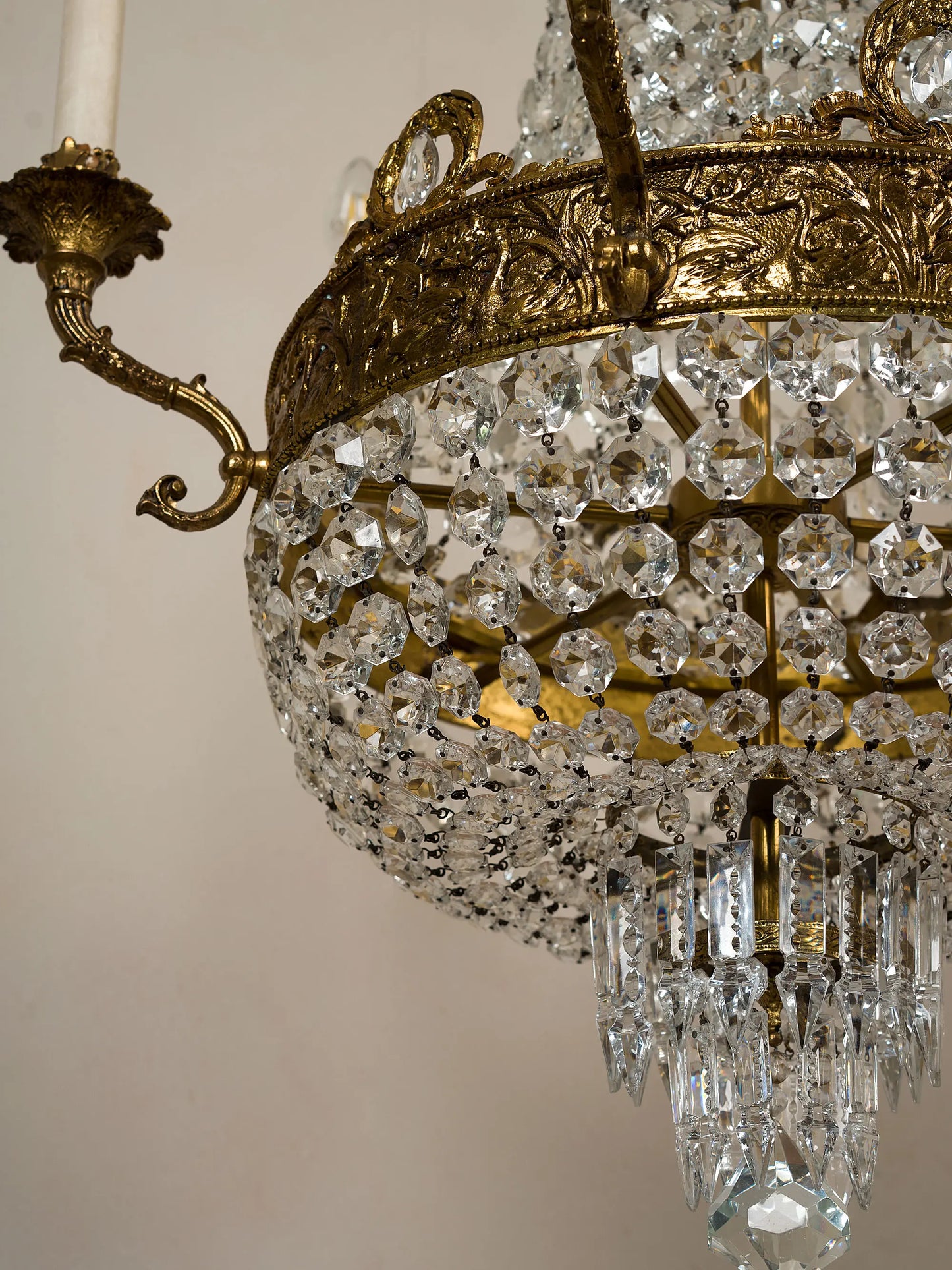 Vista dal basso del lampadario a mongolfiera in cristallo con pendenti prismati e struttura in ottone dorato | Lo Stile Italiano