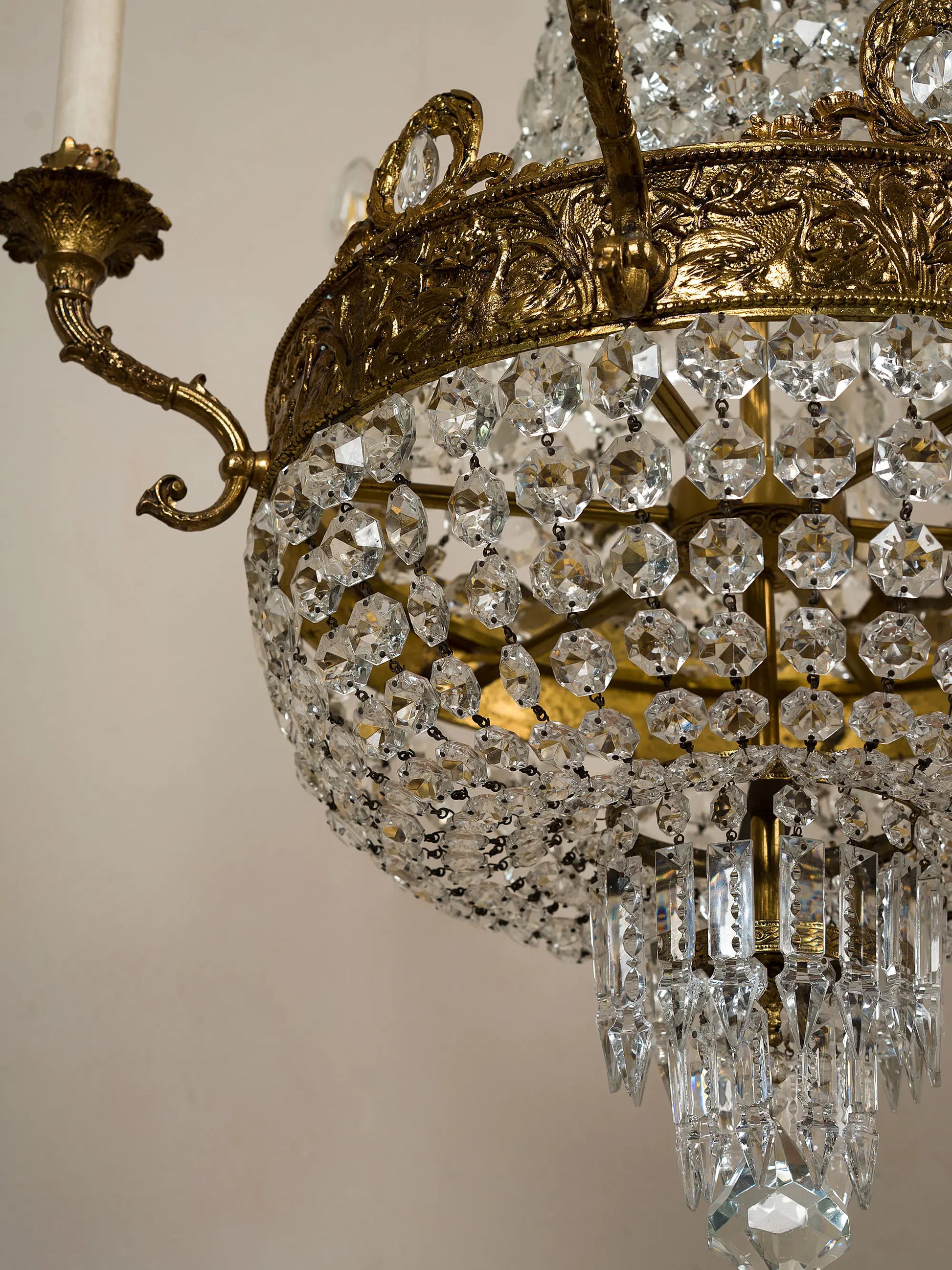 Vista dal basso del lampadario a mongolfiera in cristallo con pendenti prismati e struttura in ottone dorato | Lo Stile Italiano