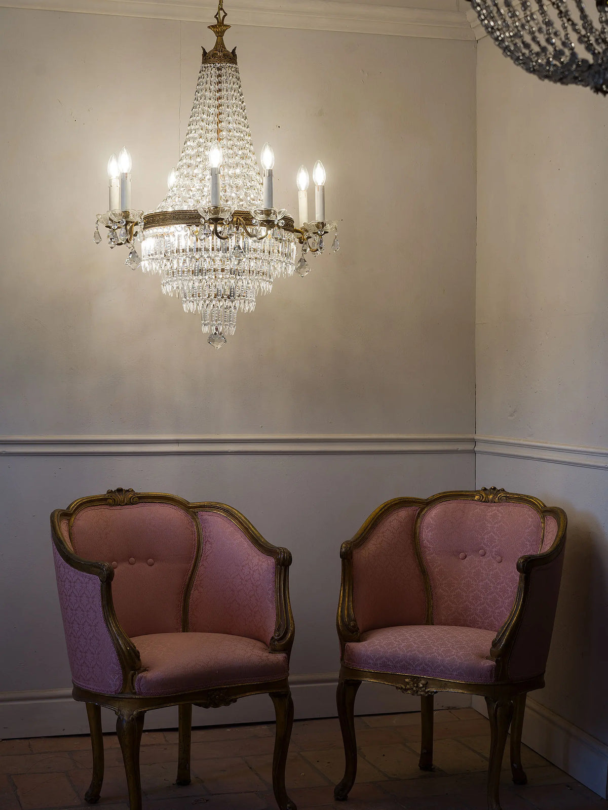 Lampadario vintage stile impero ambientato con poltroncine| Lo Stile Italiano 