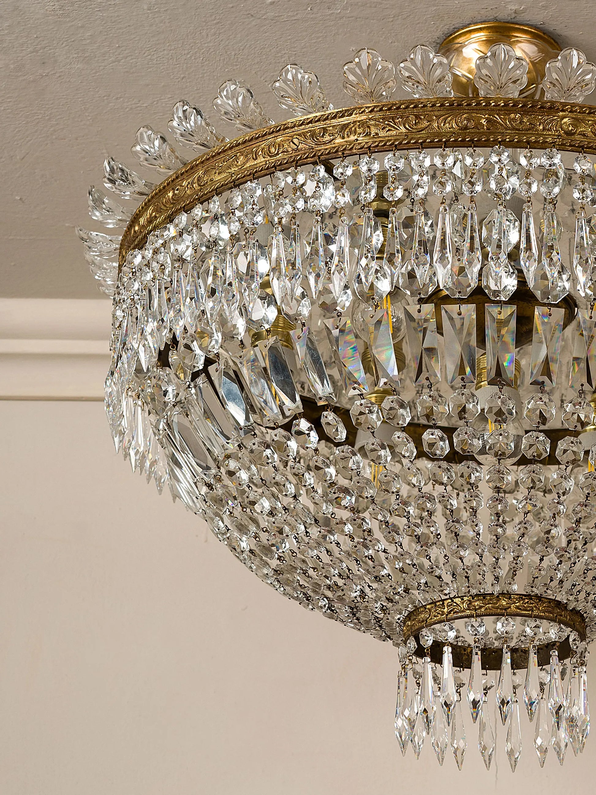 vista ravvicinata della pendaglieria di cristallo del lampadario | Lo Stile Italiano