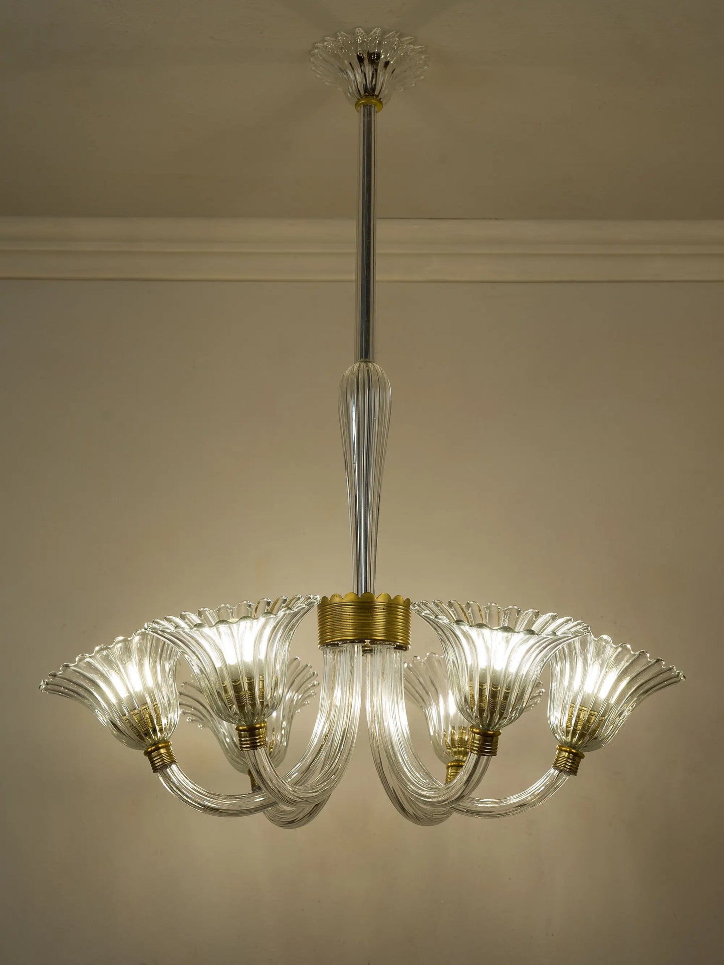 Vista frontale del lampadario vintage italiano in vetro di Murano | Lo Stile Italiano 