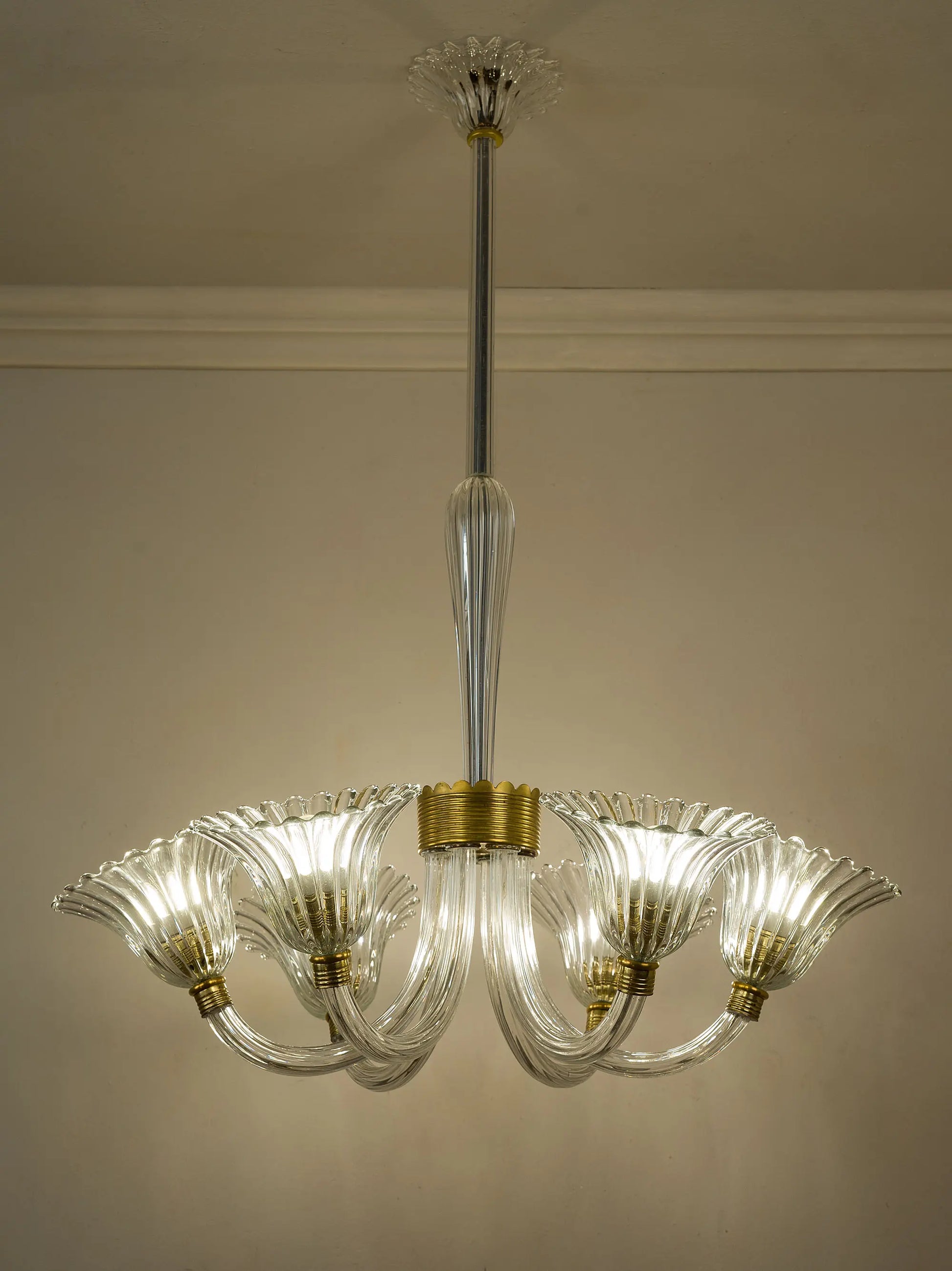 Vista frontale del lampadario vintage italiano in vetro di Murano | Lo Stile Italiano 