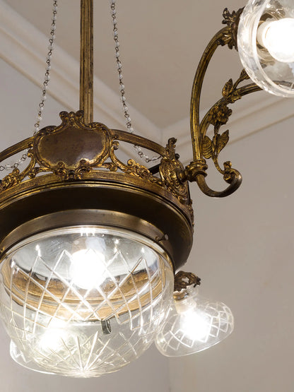 Ornamental arm with floral motifs in gilded brass and frosted glass lampshade, from Italian Art Nouveau | Lo Stile Italiano