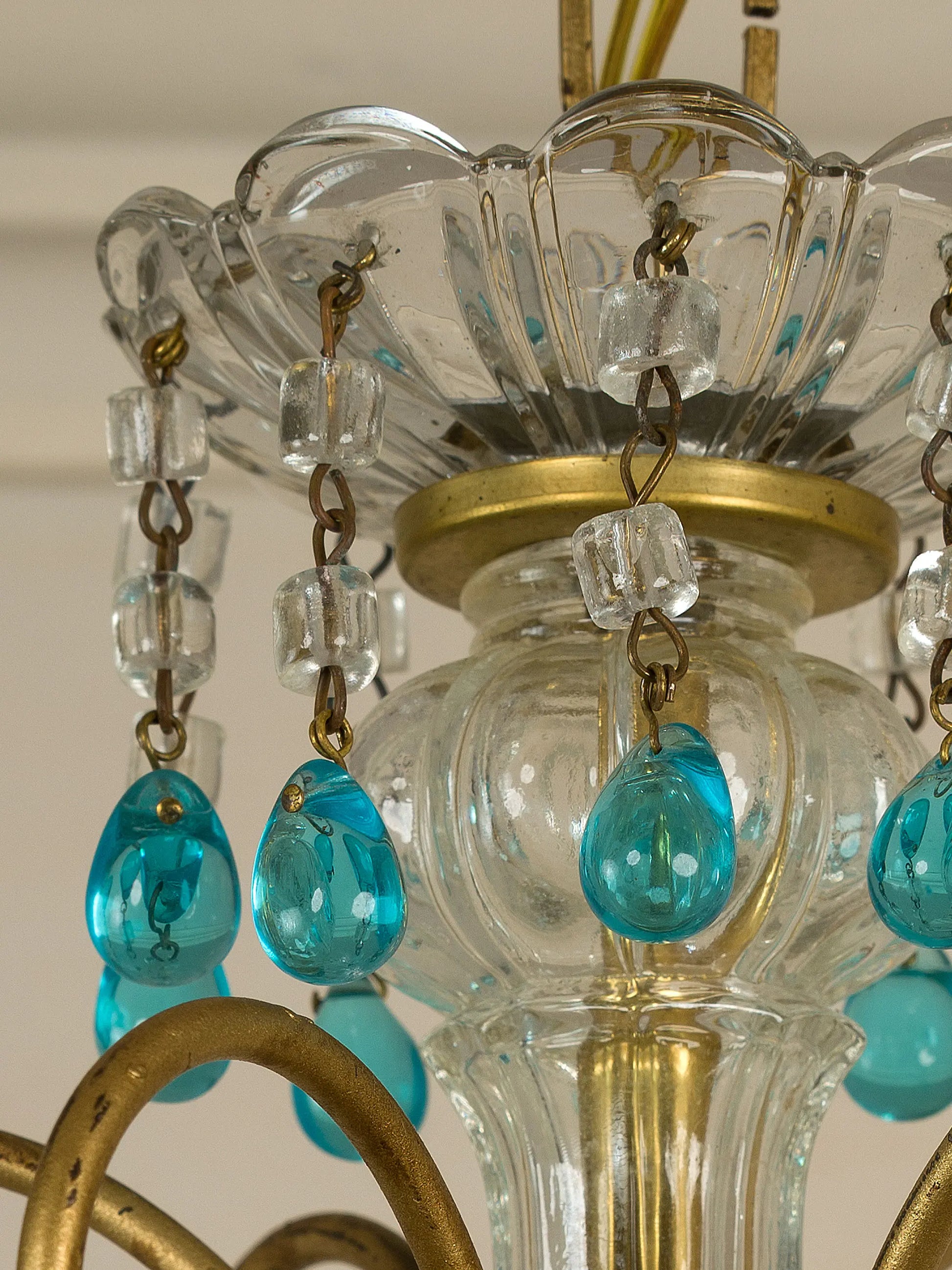 Dettaglio delle gocce pendenti in vetro di Murano turchese su lampadario fiorentino in ferro dorato – Lo Stile Italiano